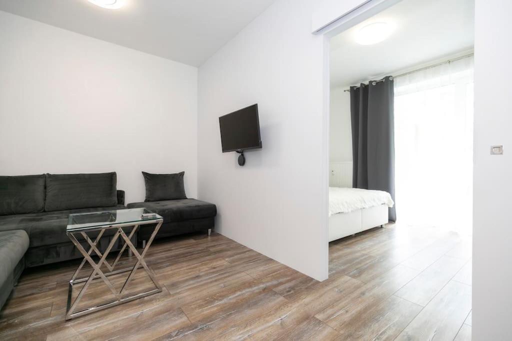 Alure Residences 1 & 24H Self Check-In, Free Parking In Front Of The Apartment Building, New Building, Terrace, Cafe With Breakfast In The Apartment Building, Next To The Aqua Park Banská Bystrica Dış mekan fotoğraf