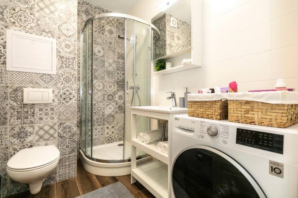 Alure Residences 1 & 24H Self Check-In, Free Parking In Front Of The Apartment Building, New Building, Terrace, Cafe With Breakfast In The Apartment Building, Next To The Aqua Park Banská Bystrica Dış mekan fotoğraf