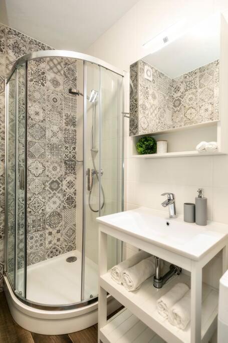 Alure Residences 1 & 24H Self Check-In, Free Parking In Front Of The Apartment Building, New Building, Terrace, Cafe With Breakfast In The Apartment Building, Next To The Aqua Park Banská Bystrica Dış mekan fotoğraf