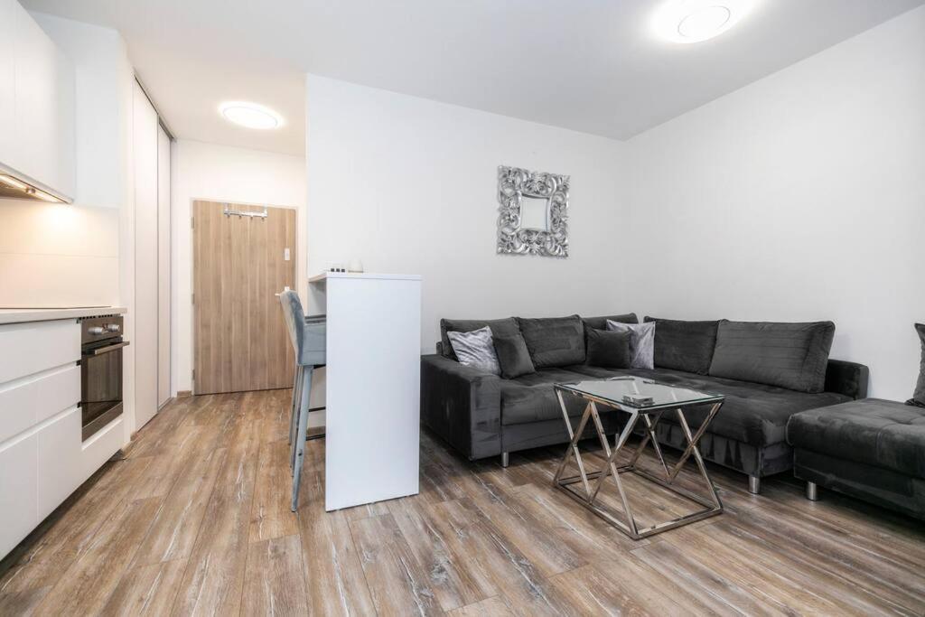 Alure Residences 1 & 24H Self Check-In, Free Parking In Front Of The Apartment Building, New Building, Terrace, Cafe With Breakfast In The Apartment Building, Next To The Aqua Park Banská Bystrica Dış mekan fotoğraf