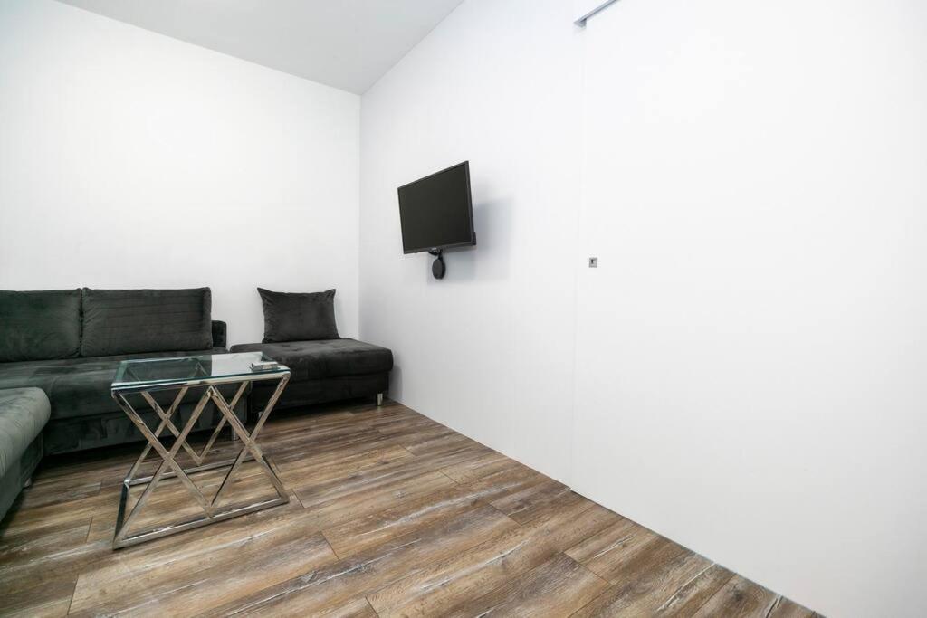Alure Residences 1 & 24H Self Check-In, Free Parking In Front Of The Apartment Building, New Building, Terrace, Cafe With Breakfast In The Apartment Building, Next To The Aqua Park Banská Bystrica Dış mekan fotoğraf
